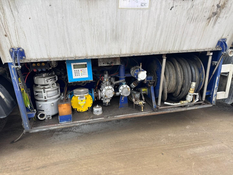 Volvo FL 6 - 220 (11000 L / 2 COMPARTMENTS / 18 TON / MANUAL GEARBOX / PERFECT) - Tank truck: picture 5 Volvo FL 6 - 220 (11000 L / 2 COMPARTMENTS / 18 TON / MANUAL GEARBOX / PERFECT) - Tank truck: picture 5