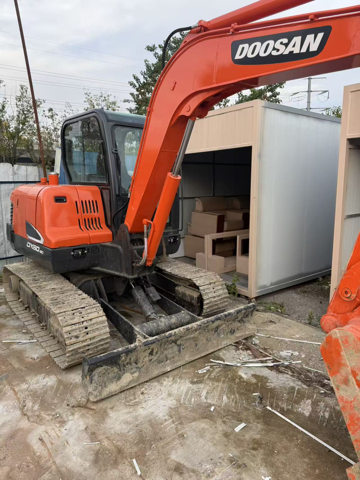 DOOSAN Used large Doosan DX60 excavators, original DX60 used excavators, 6-ton DX60 hydraulic excavators, best-selling at low prices. - Mini excavator: picture 4 DOOSAN Used large Doosan DX60 excavators, original DX60 used excavators, 6-ton DX60 hydraulic excavators, best-selling at low prices. - Mini excavator: picture 4