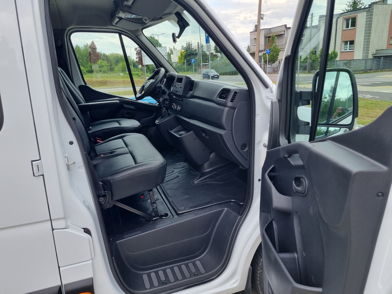 Open body delivery van RENAULT Master: picture 21