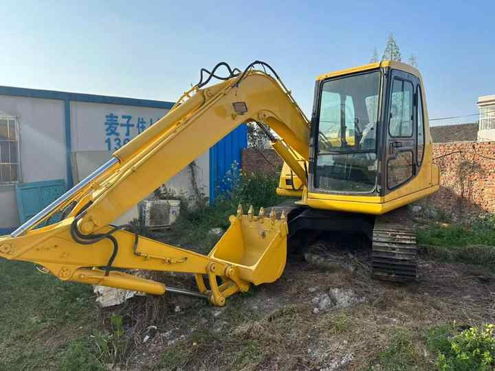 Cheap Used Komatsu PC60-7 Crawler Excavator with High Efficiency Used Heavy Machinery Komatsu P60-7 Digger Cheap for Sale - Crawler excavator: picture 4 Cheap Used Komatsu PC60-7 Crawler Excavator with High Efficiency Used Heavy Machinery Komatsu P60-7 Digger Cheap for Sale - Crawler excavator: picture 4