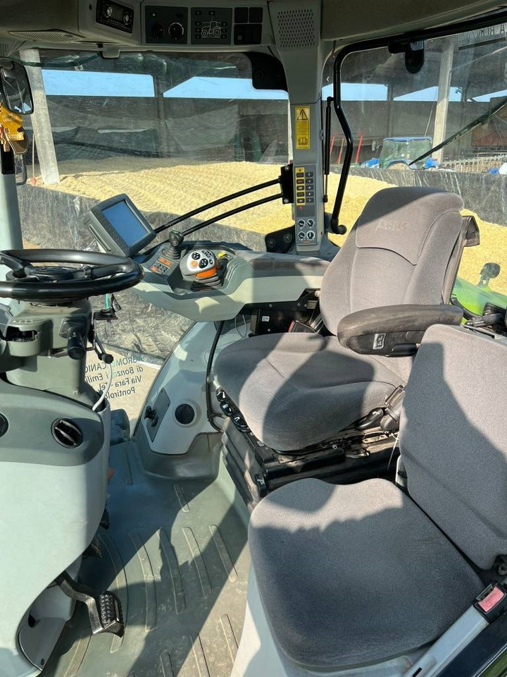 Farm tractor Claas Axion 930: picture 8