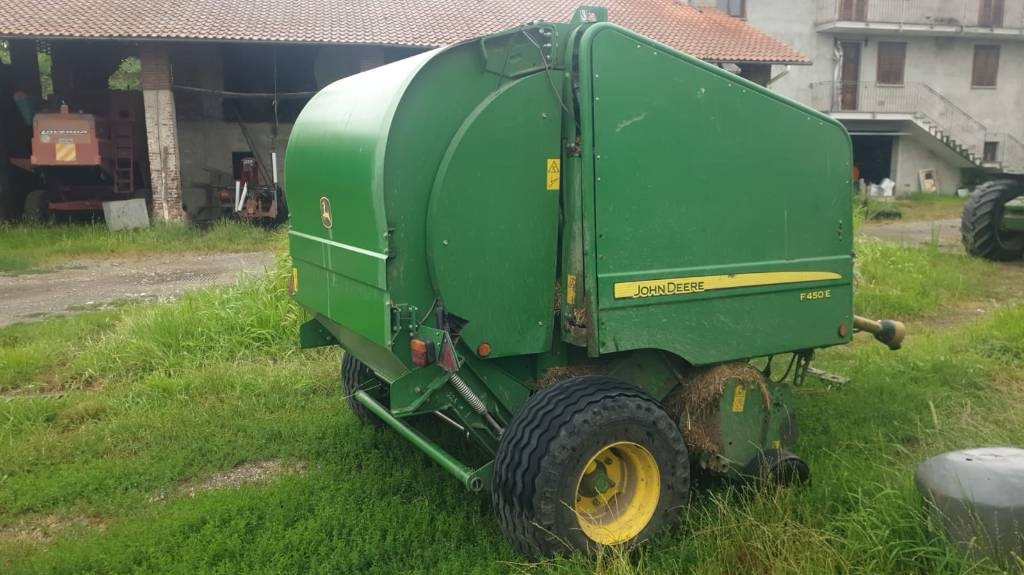 John Deere F 450 - Round baler: picture 1 John Deere F 450 - Round baler: picture 1