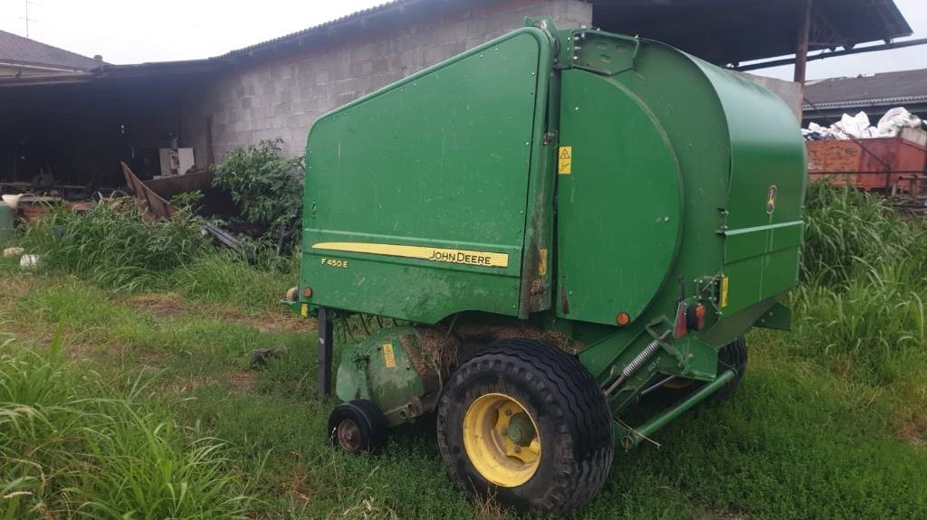 John Deere F 450 - Round baler: picture 3 John Deere F 450 - Round baler: picture 3