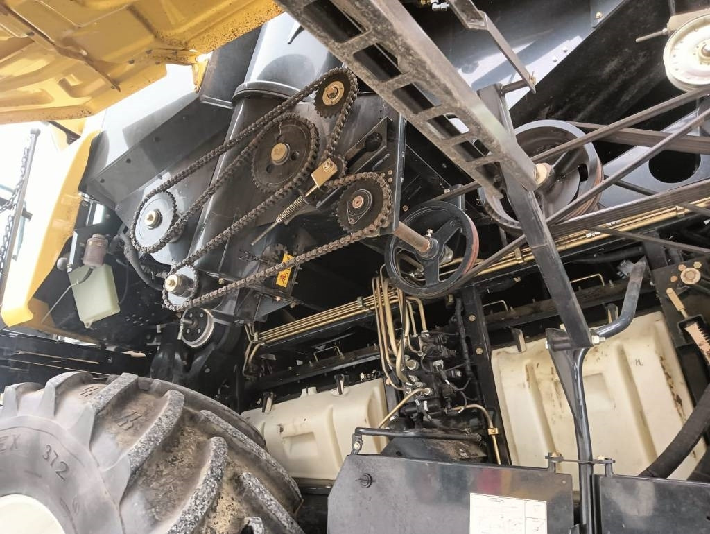 Combine harvester New Holland CR 7.90: picture 29
