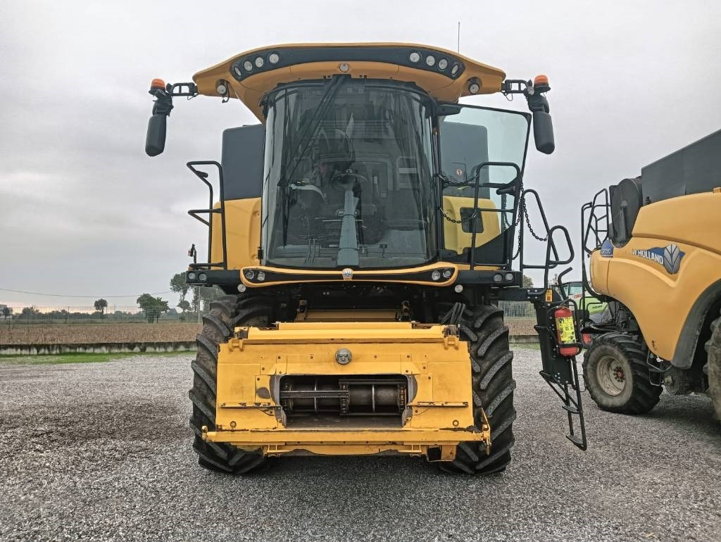 Combine harvester New Holland CR 7.90: picture 18