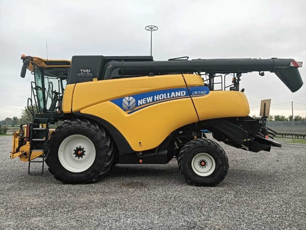 Combine harvester New Holland CR 7.90: picture 27