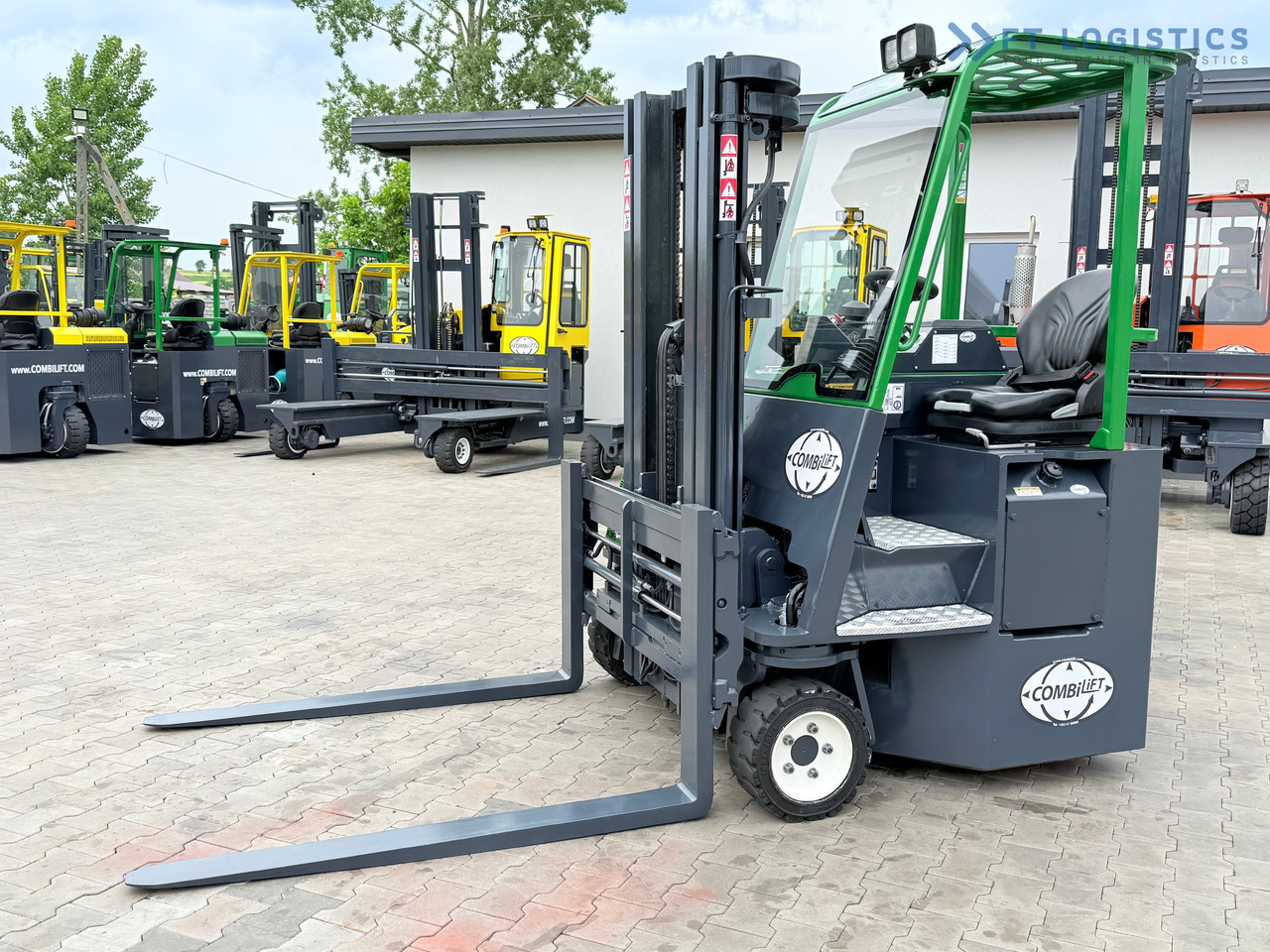 COMBILIFT CB3000 / DIESEL / TRIPLEX 4900MM / FREE LIFT / SIDESHIFT / FORK POSITIONER / 1500MM FORKS / LIKE NEW - 4-way reach truck: picture 2 COMBILIFT CB3000 / DIESEL / TRIPLEX 4900MM / FREE LIFT / SIDESHIFT / FORK POSITIONER / 1500MM FORKS / LIKE NEW - 4-way reach truck: picture 2