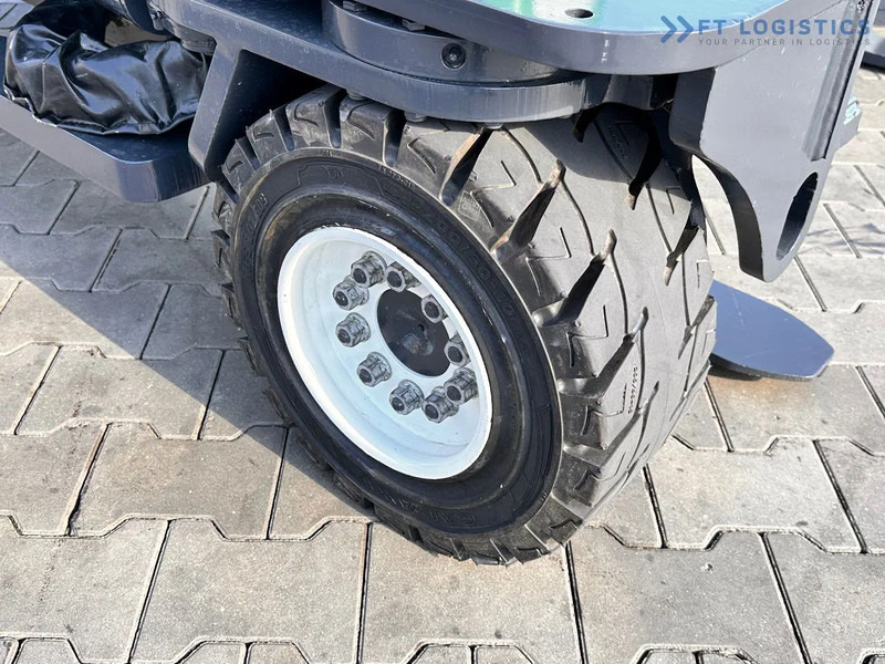 Combilift C4000 / TRIPLEX / 4900MM / LPG / FREE LIFT / FORK SHIFT / LIKE NEW C4000 / TRIPLEX / 4900MM / LPG / FREE LIFT / FORK SHIFT / LIK - 4-way reach truck: picture 5 Combilift C4000 / TRIPLEX / 4900MM / LPG / FREE LIFT / FORK SHIFT / LIKE NEW C4000 / TRIPLEX / 4900MM / LPG / FREE LIFT / FORK SHIFT / LIK - 4-way reach truck: picture 5