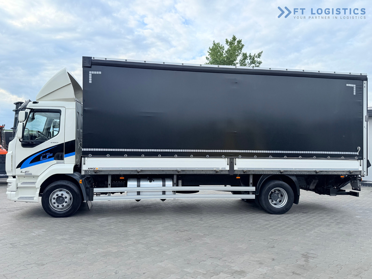 DAF LF 260 FA / AUTOMATIC / 9,255 kg PAYLOAD / 4x2 / 18 PALLETS / TAIL LIFT / SIDE BOARDS / EXCELLENT CONDITION! - Curtainsider truck: picture 4 DAF LF 260 FA / AUTOMATIC / 9,255 kg PAYLOAD / 4x2 / 18 PALLETS / TAIL LIFT / SIDE BOARDS / EXCELLENT CONDITION! - Curtainsider truck: picture 4