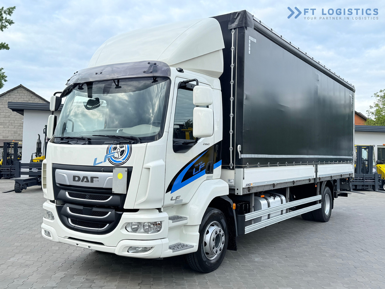 DAF LF 260 FA / AUTOMATIC / 9,255 kg PAYLOAD / 4x2 / 18 PALLETS / TAIL LIFT / SIDE BOARDS / EXCELLENT CONDITION! - Curtainsider truck: picture 2 DAF LF 260 FA / AUTOMATIC / 9,255 kg PAYLOAD / 4x2 / 18 PALLETS / TAIL LIFT / SIDE BOARDS / EXCELLENT CONDITION! - Curtainsider truck: picture 2