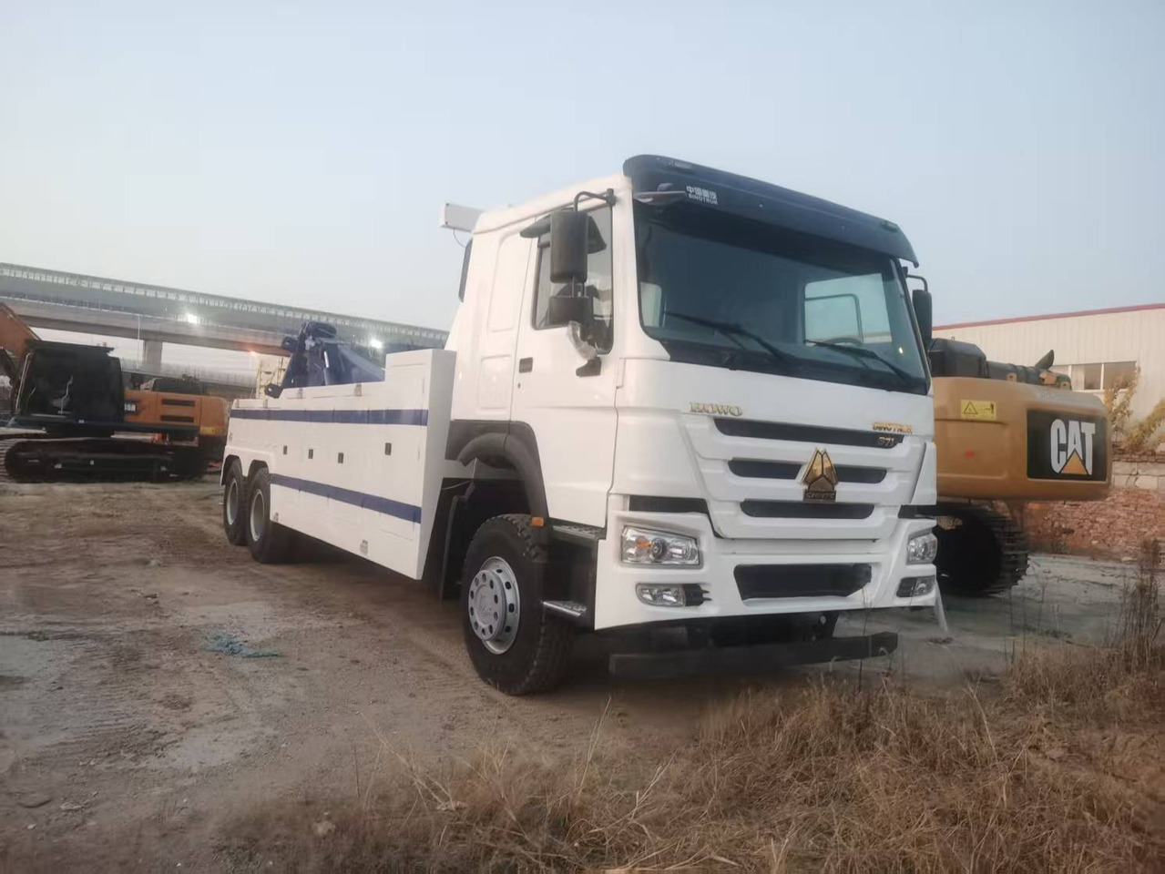 HOWO tow truck - Crane truck: picture 1 HOWO tow truck - Crane truck: picture 1