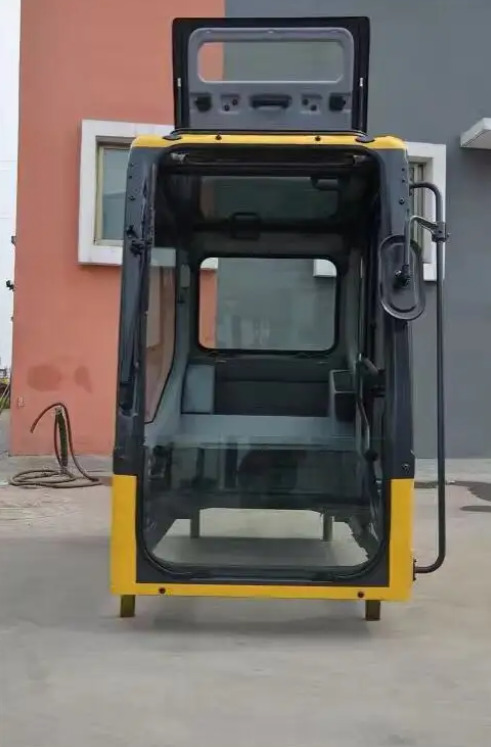 KOMATSU pc200-7 - Cab for Excavator: picture 2 KOMATSU pc200-7 - Cab for Excavator: picture 2