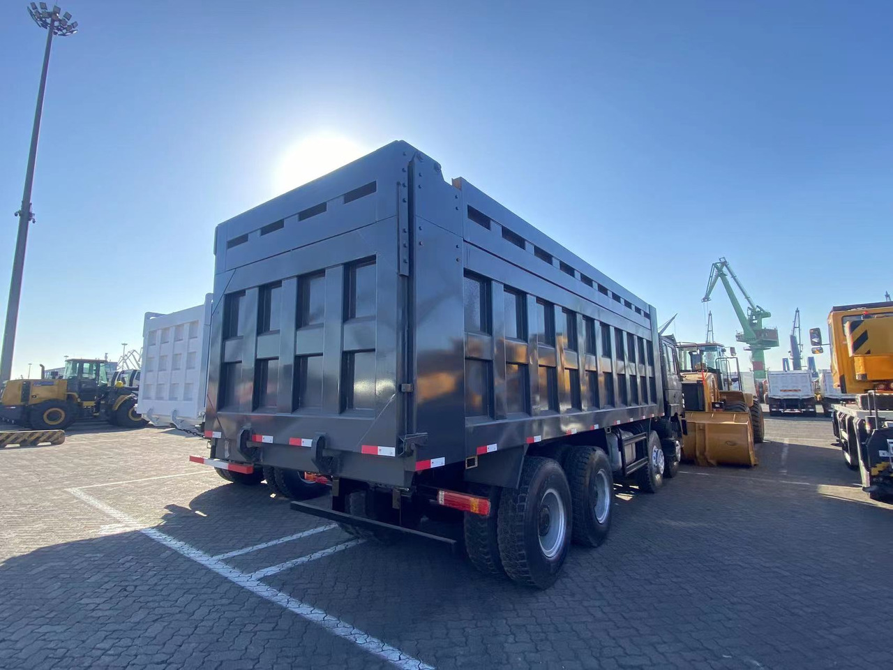 SHACMAN Shacman F3000 8*4 dump truck - Tipper: picture 5 SHACMAN Shacman F3000 8*4 dump truck - Tipper: picture 5