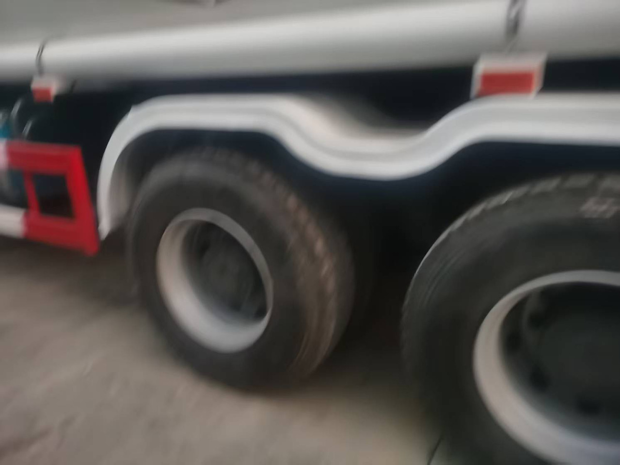 SINOTRUK HOWO 371HP,6×4,20 cubic - Tank truck: picture 3 SINOTRUK HOWO 371HP,6×4,20 cubic - Tank truck: picture 3