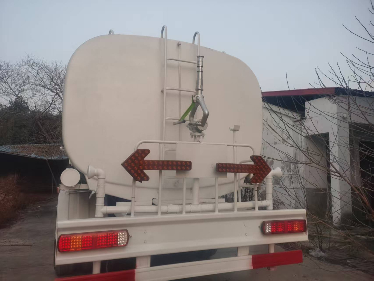 SINOTRUK HOWO 371HP,6×4,20 cubic - Tank truck: picture 2 SINOTRUK HOWO 371HP,6×4,20 cubic - Tank truck: picture 2