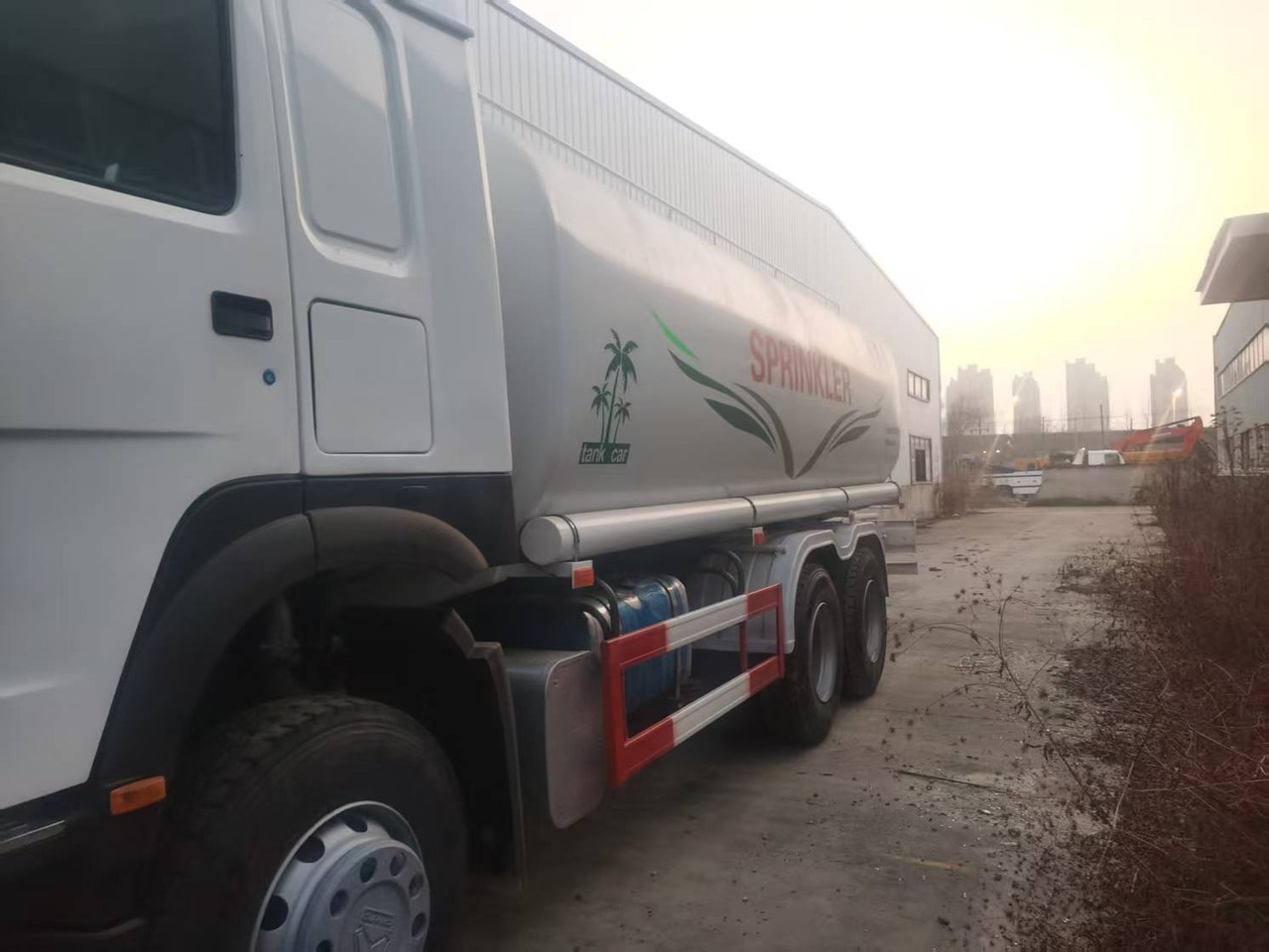 SINOTRUK HOWO 371HP,6×4,20 cubic - Tank truck: picture 1 SINOTRUK HOWO 371HP,6×4,20 cubic - Tank truck: picture 1