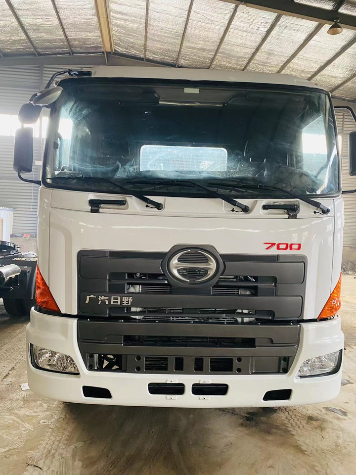 HINO Hino 700,6×4 - Tractor unit: picture 2 HINO Hino 700,6×4 - Tractor unit: picture 2
