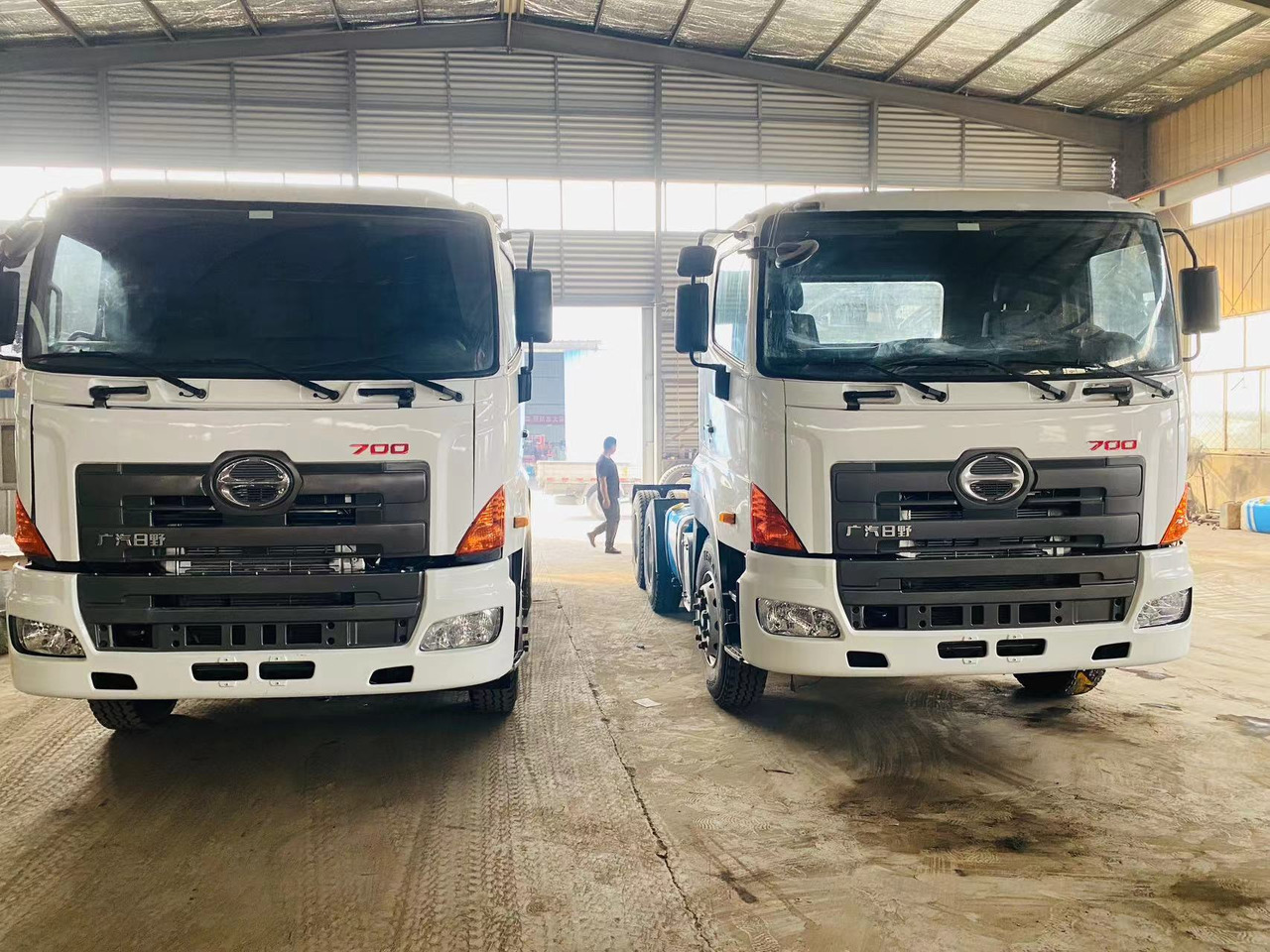 HINO Hino 700,6×4 - Tractor unit: picture 1 HINO Hino 700,6×4 - Tractor unit: picture 1