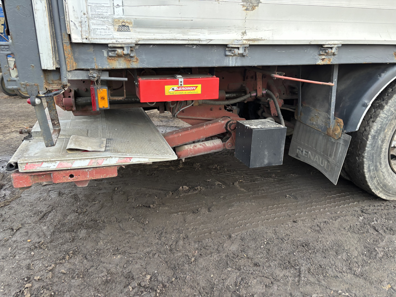 RENAULT Premium 260 - Curtainsider truck: picture 3 RENAULT Premium 260 - Curtainsider truck: picture 3