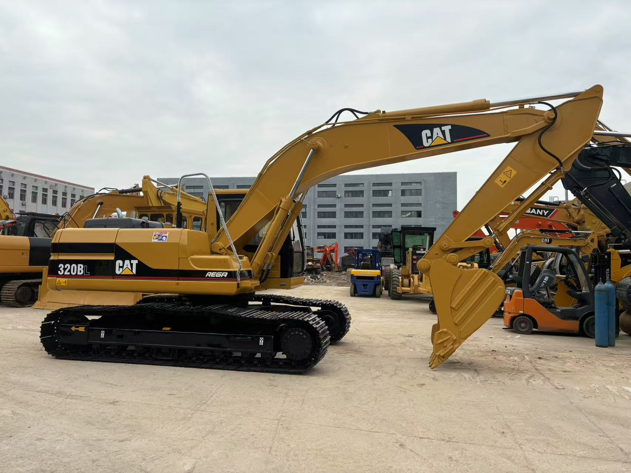 CATERPILLAR 320BL - Crawler excavator: picture 5 CATERPILLAR 320BL - Crawler excavator: picture 5