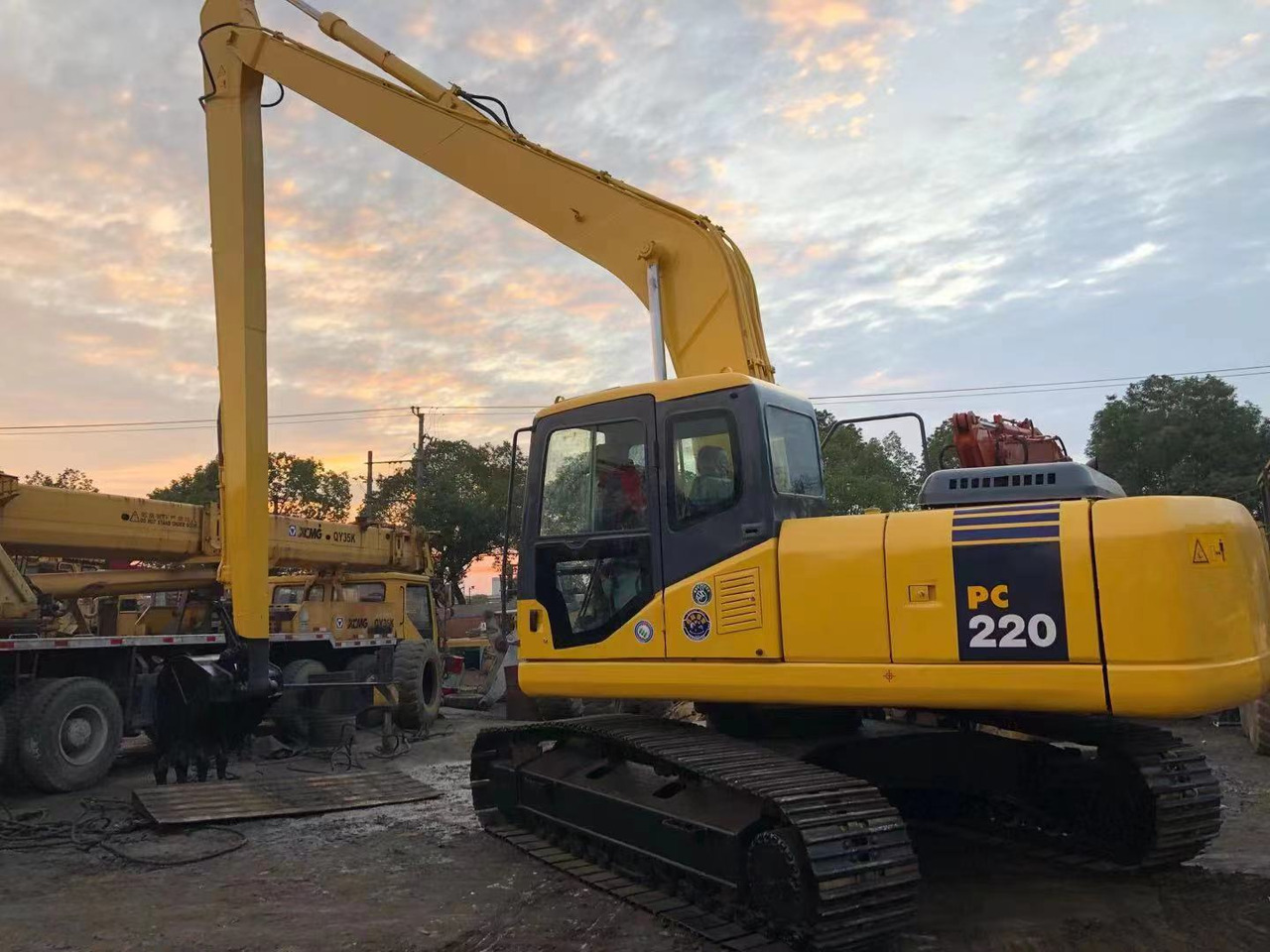 KOMATSU PC220-7 - Crawler excavator: picture 1 KOMATSU PC220-7 - Crawler excavator: picture 1