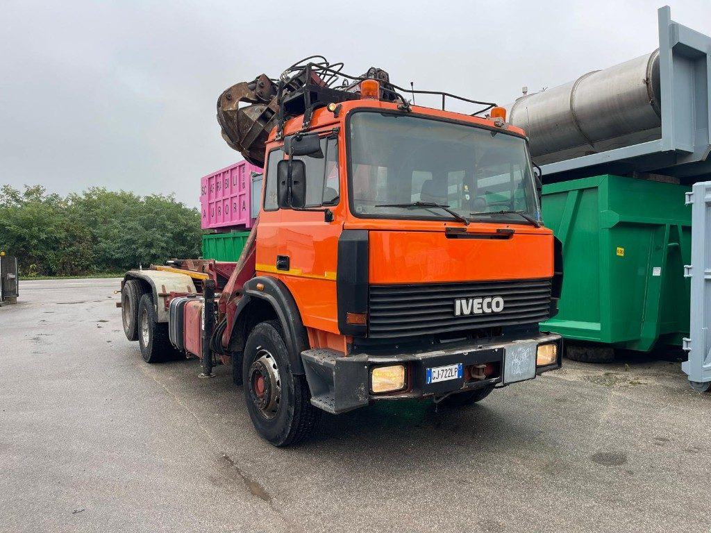 IVECO 190E26 SCARRABILE CON GRU PENZ E POLIPO - Hook lift truck: picture 2 IVECO 190E26 SCARRABILE CON GRU PENZ E POLIPO - Hook lift truck: picture 2