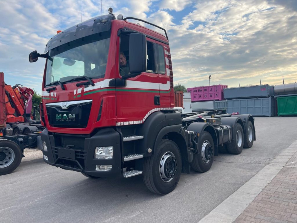 MAN TGS 41.480 SCARRABILE - Hook lift truck: picture 1 MAN TGS 41.480 SCARRABILE - Hook lift truck: picture 1