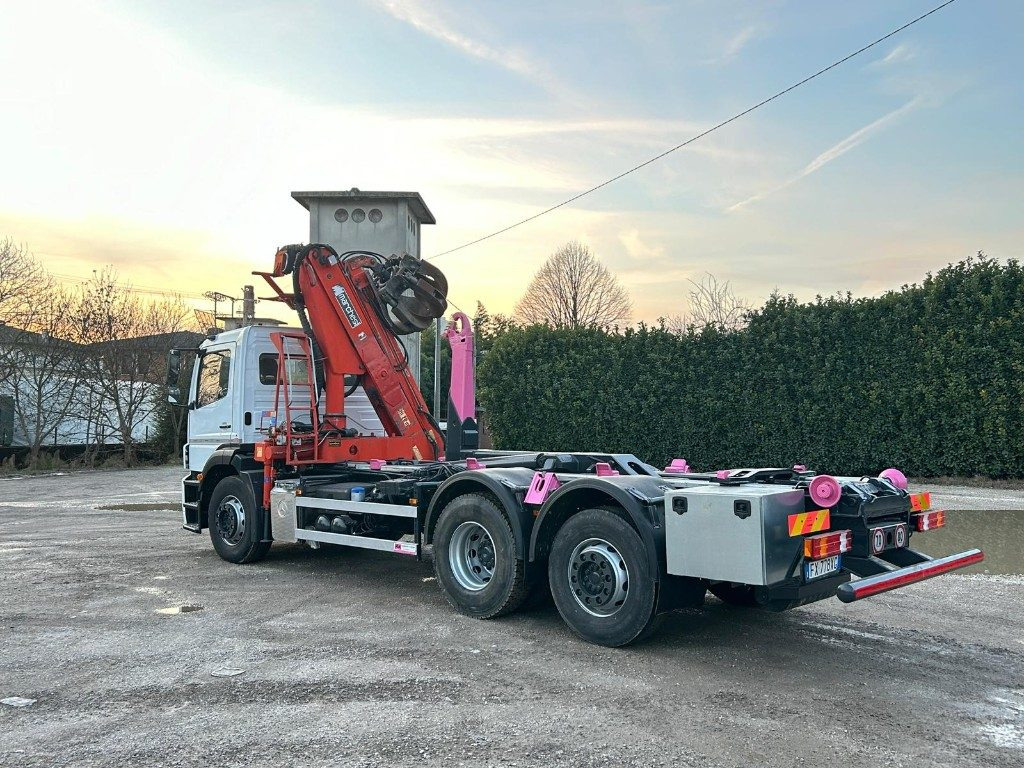 MERCEDES-BENZ MERCEDES AXOR 2533 SCARRABILE CON GRU E POLIPO - Hook lift truck: picture 3 MERCEDES-BENZ MERCEDES AXOR 2533 SCARRABILE CON GRU E POLIPO - Hook lift truck: picture 3