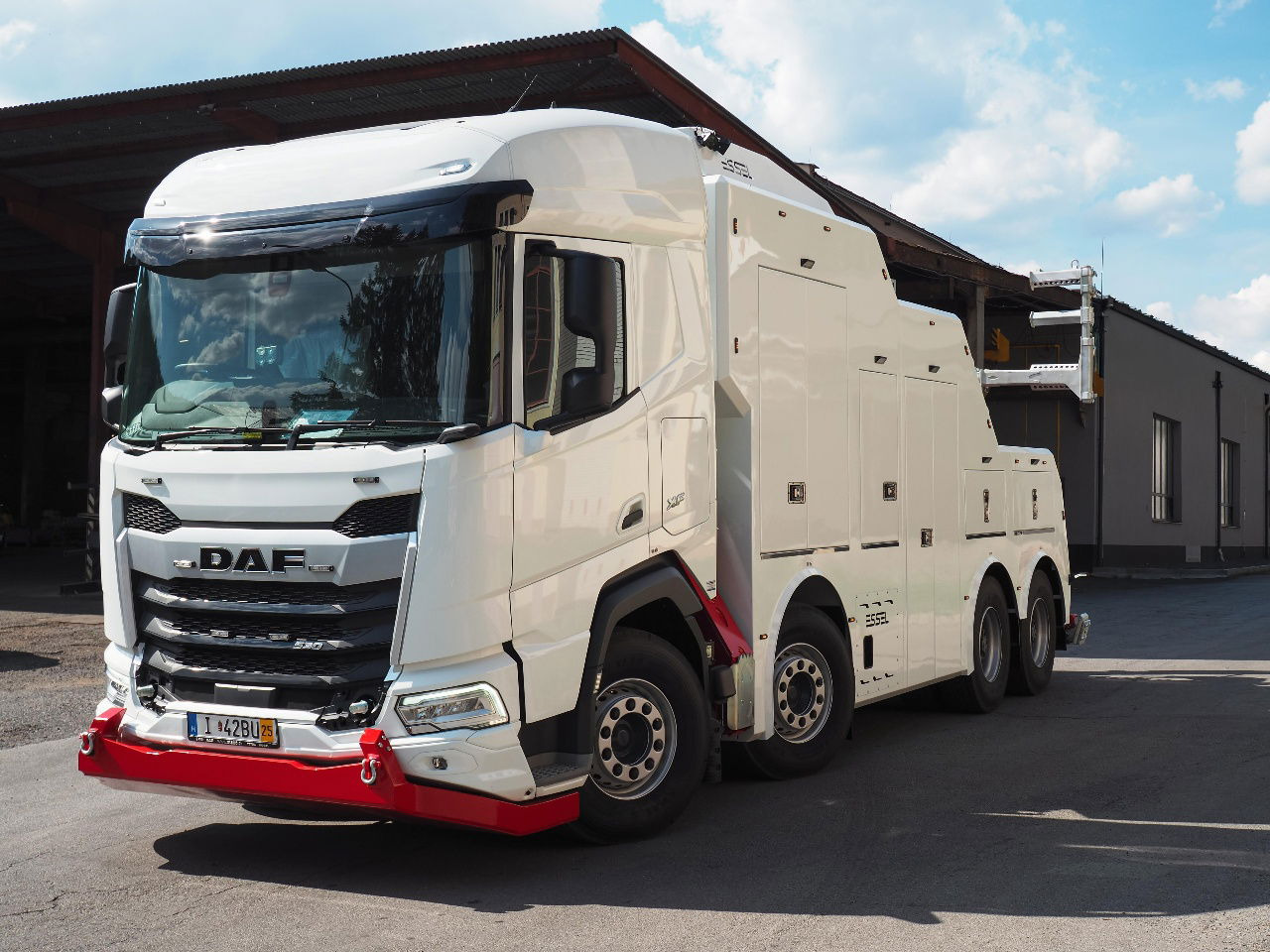 DAF XF 530 NEW T-REX DAF white - Tow truck: picture 1 DAF XF 530 NEW T-REX DAF white - Tow truck: picture 1