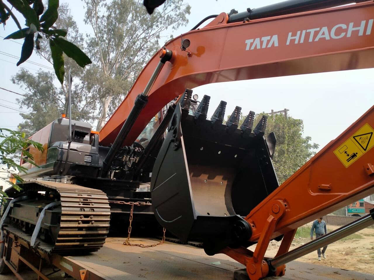 New Hitachi ZX220 LC tracked excavator - Crawler excavator: picture 1 New Hitachi ZX220 LC tracked excavator - Crawler excavator: picture 1