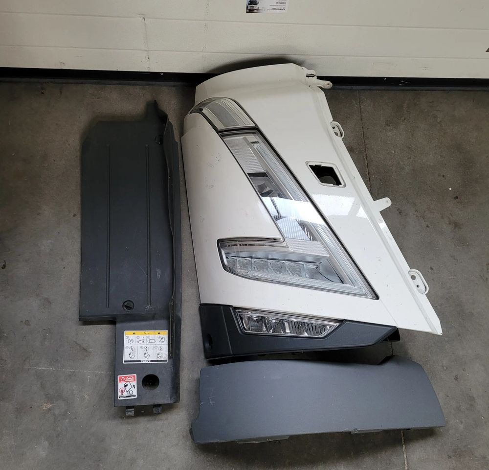 LAMPA GARNEK ZDERZAK VOLVO FH5 PRAWA ORYGINAŁ CHWALIM116 - Lights/ Lighting for Truck: picture 1 LAMPA GARNEK ZDERZAK VOLVO FH5 PRAWA ORYGINAŁ CHWALIM116 - Lights/ Lighting for Truck: picture 1