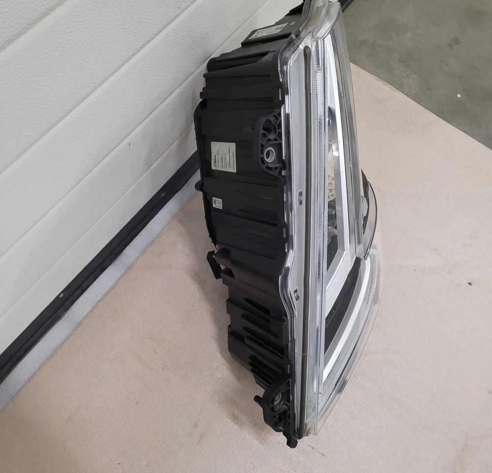 LAMPA LED VOLVO FH5 ORYGINAŁ LH. 23752680 - Lights/ Lighting for Truck: picture 3 LAMPA LED VOLVO FH5 ORYGINAŁ LH. 23752680 - Lights/ Lighting for Truck: picture 3