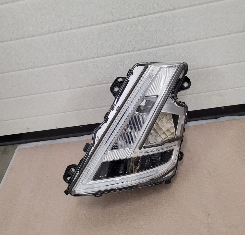 LAMPA LED VOLVO FH5 ORYGINAŁ LH. 23752680 - Lights/ Lighting for Truck: picture 1 LAMPA LED VOLVO FH5 ORYGINAŁ LH. 23752680 - Lights/ Lighting for Truck: picture 1