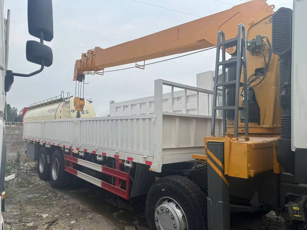 SINOTRUK HOWO 375 8X4 12TONS CLICK HERE FOR DISCOUNT - Crane truck: picture 2 SINOTRUK HOWO 375 8X4 12TONS CLICK HERE FOR DISCOUNT - Crane truck: picture 2