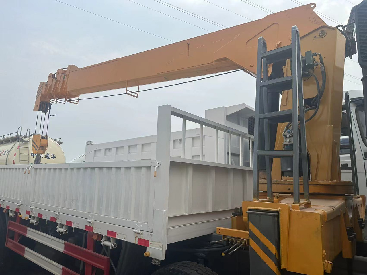 SINOTRUK HOWO 375 8X4 12TONS CLICK HERE FOR DISCOUNT - Crane truck: picture 3 SINOTRUK HOWO 375 8X4 12TONS CLICK HERE FOR DISCOUNT - Crane truck: picture 3