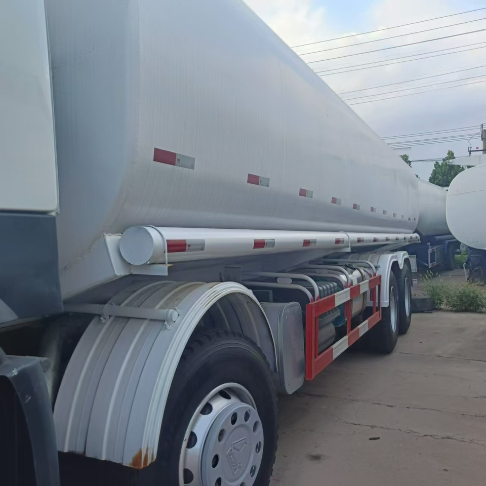 SINOTRUK Howo 371 Fuel Tanker Click Here For DISCOUNT - Tank truck: picture 4 SINOTRUK Howo 371 Fuel Tanker Click Here For DISCOUNT - Tank truck: picture 4