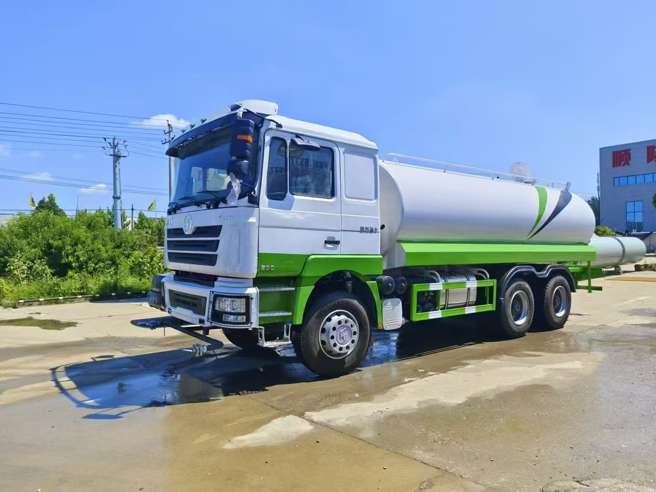 SHACMAN Water Tank 380HP Click for Discount - Truck: picture 1 SHACMAN Water Tank 380HP Click for Discount - Truck: picture 1