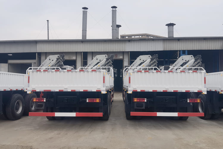 SHACMAN SHACMAN 8x4 Truck Mounted Crane for Sale in Nigeria - Crane truck: picture 3 SHACMAN SHACMAN 8x4 Truck Mounted Crane for Sale in Nigeria - Crane truck: picture 3