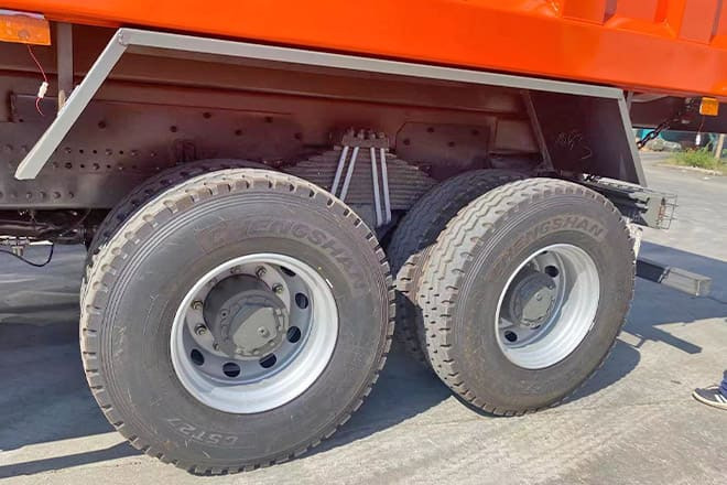 SINOTRUK Sinotruk Howo 336 6X4 Tipper for Sale in Ghana - Tipper: picture 3 SINOTRUK Sinotruk Howo 336 6X4 Tipper for Sale in Ghana - Tipper: picture 3