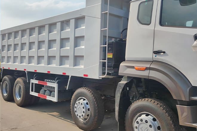 SINOTRUK Sinotruk Howo 8x4 Dump Truck for Sale in Guinea - Tipper: picture 2 SINOTRUK Sinotruk Howo 8x4 Dump Truck for Sale in Guinea - Tipper: picture 2