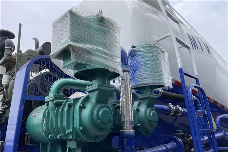 TITAN 4 Axle 60 Ton Bulker Cement Tanker Trailer for Sale In United Arab Emirates - Silo semi-trailer: picture 2 TITAN 4 Axle 60 Ton Bulker Cement Tanker Trailer for Sale In United Arab Emirates - Silo semi-trailer: picture 2