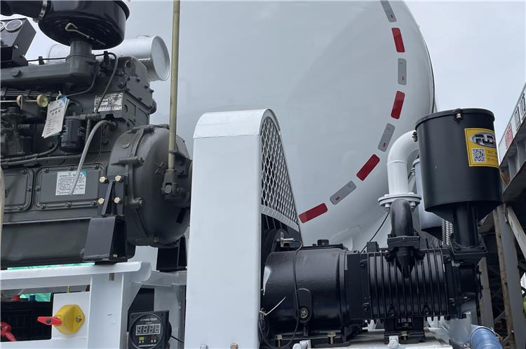 TITAN 4 Axle Bulker Cement Tanker Trailer for Sale In Zambia - Silo semi-trailer: picture 3 TITAN 4 Axle Bulker Cement Tanker Trailer for Sale In Zambia - Silo semi-trailer: picture 3