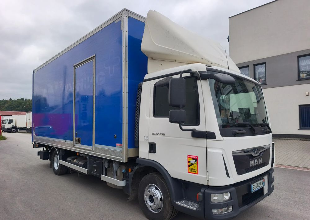 MAN TGL 12.250 kontener 6,2 , winda - Box truck: picture 2 MAN TGL 12.250 kontener 6,2 , winda - Box truck: picture 2