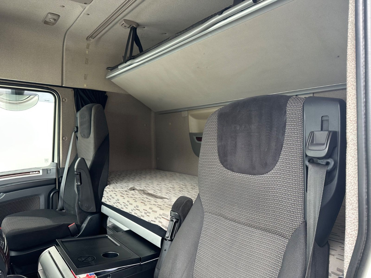 Tractor unit DAF XF 460 SpaceCab Retarder: picture 10