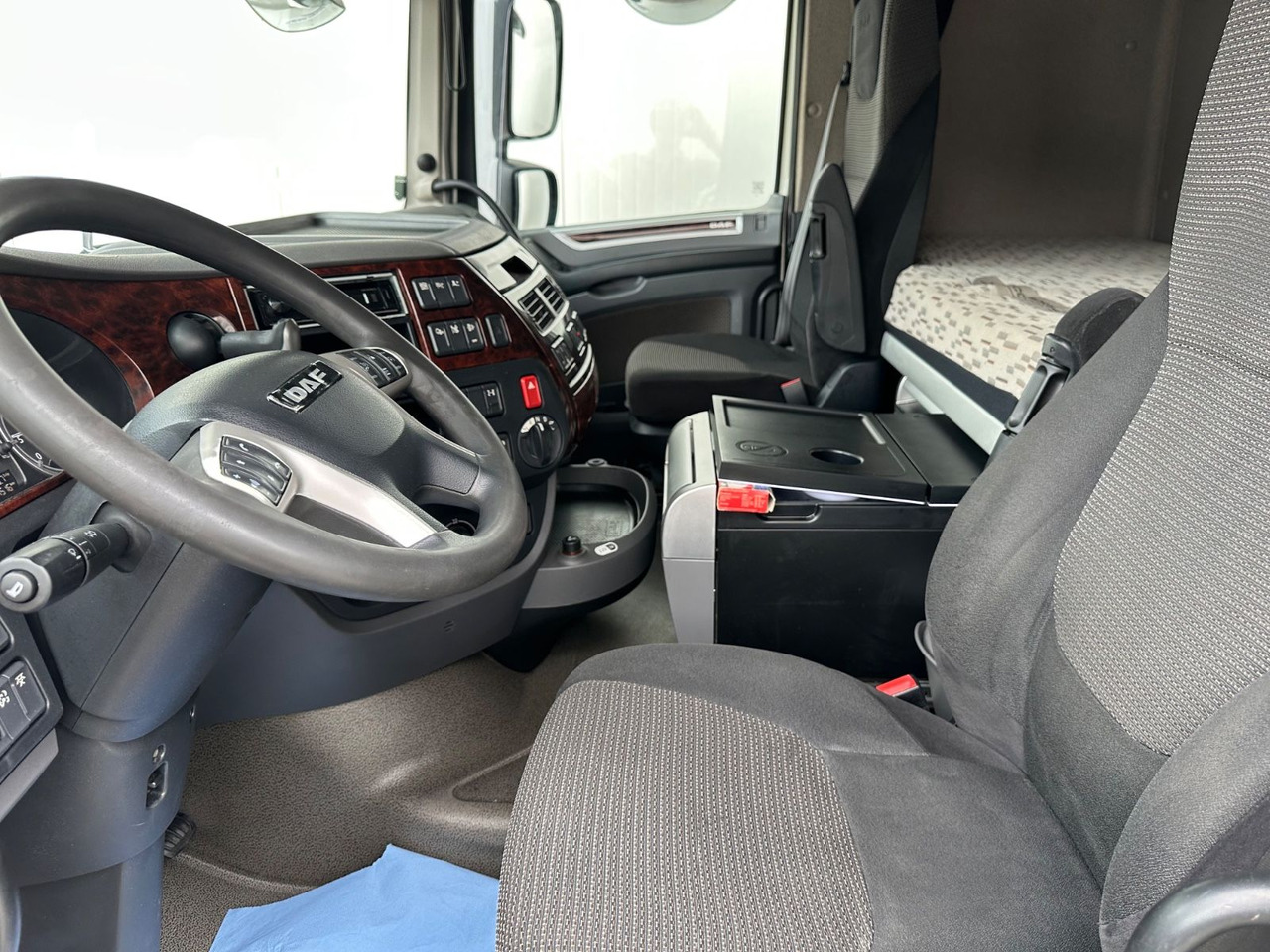 Tractor unit DAF XF 460 SpaceCab Retarder: picture 9