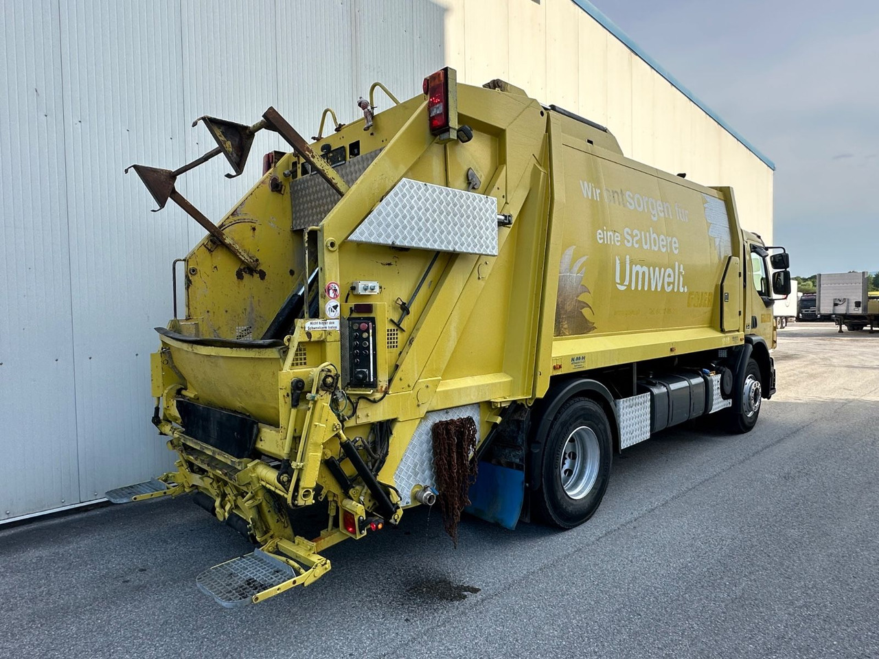 Volvo FE 320 KMH Presse Schalter - Garbage truck: picture 3 Volvo FE 320 KMH Presse Schalter - Garbage truck: picture 3