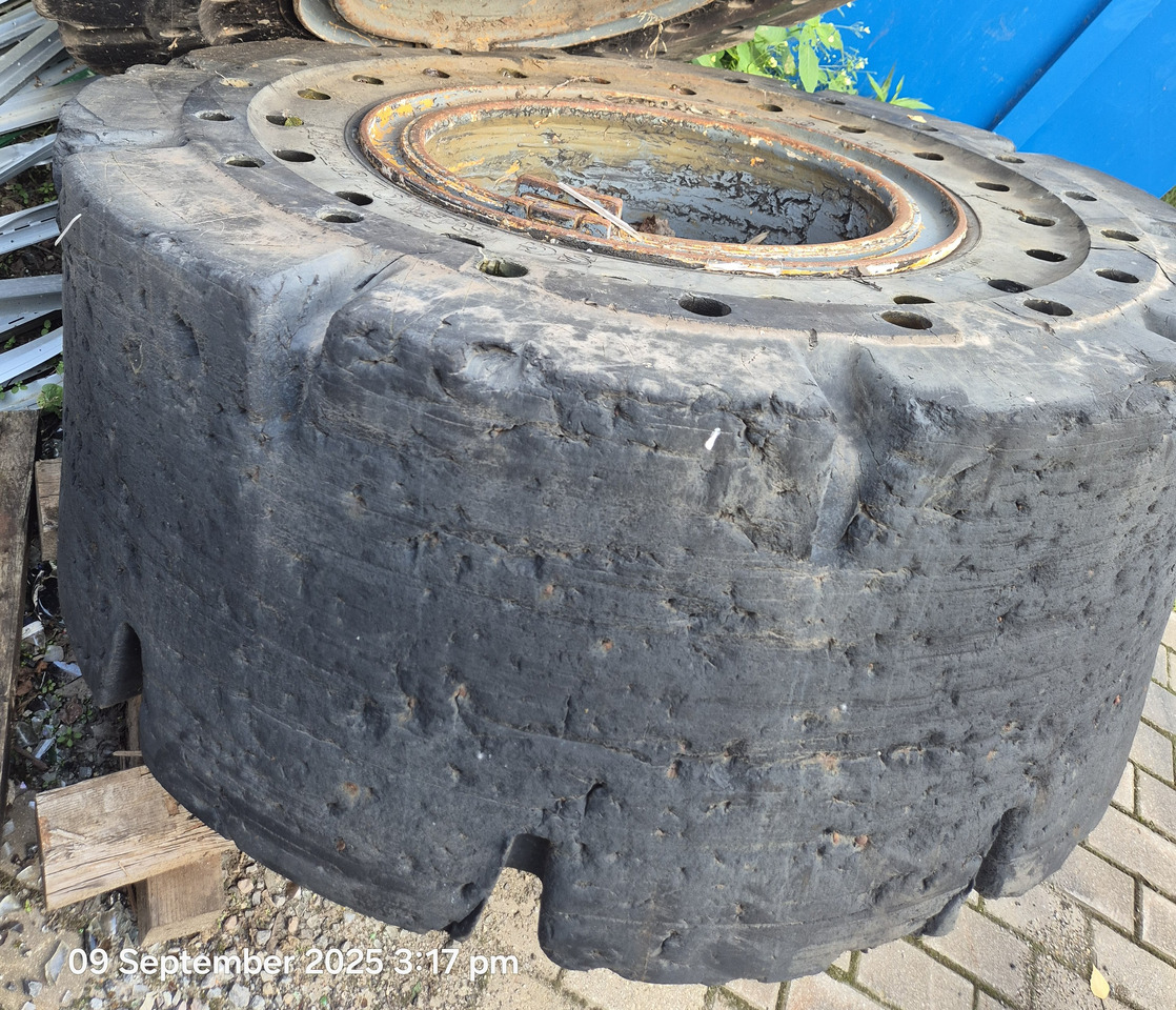JCB 426, 435, 436 - Wheel and tire package for Wheel loader: picture 3 JCB 426, 435, 436 - Wheel and tire package for Wheel loader: picture 3