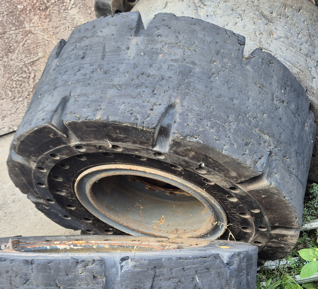 JCB 426, 435, 436 - Wheel and tire package for Wheel loader: picture 1 JCB 426, 435, 436 - Wheel and tire package for Wheel loader: picture 1