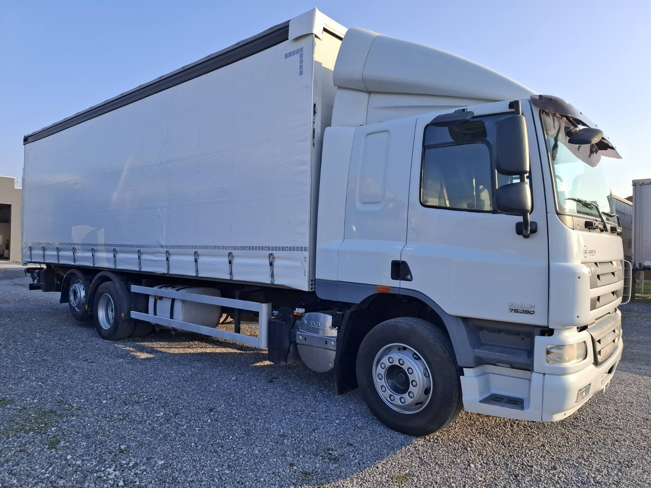 DAF CF 75.360 8,5m - Curtainsider truck: picture 2 DAF CF 75.360 8,5m - Curtainsider truck: picture 2