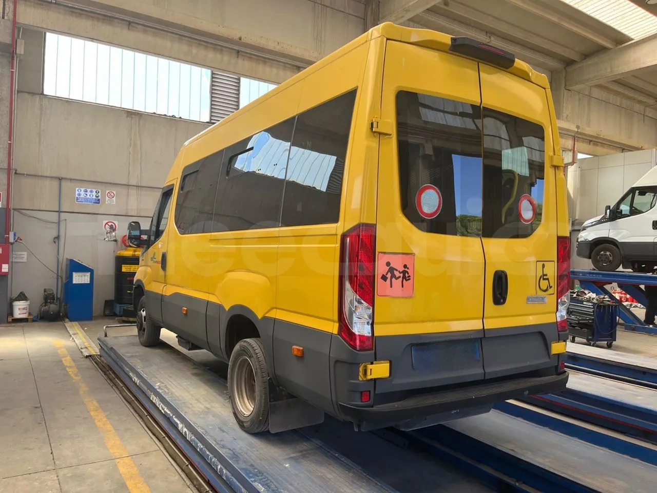 School bus Iveco Daily: picture 7